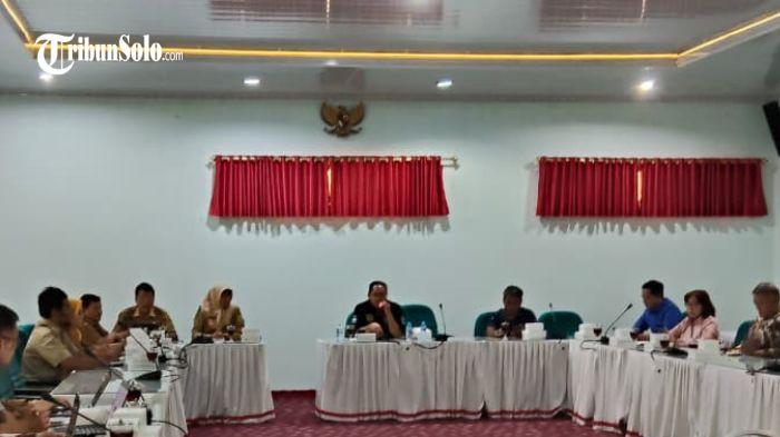 KASUS PHK - Pertemuan Komisi IV DPRD Sragen, Manajemen PT Combine Will Industrial Indonesia (CWII) di kantor DPRD Sragen, Senin (4/5/2026). Kasus Pemutusan Hubungan Kerja (PHK) ratusan buruh di perusahaan tersebut menuai sorotan.