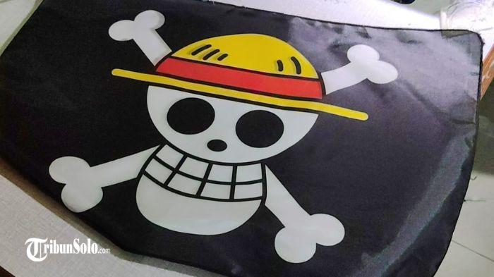 BENDERA ONE PIECE - Pesanan bendera One Piece di konvensi di Kabupaten Karanganyar, Jum'at (1/8/2025). Fenomena anime asal negeri Jepang One Piece mulai naik di media sosial di masyarakat Indonesia jelang HUT ke-80 Kemerdekaan RI