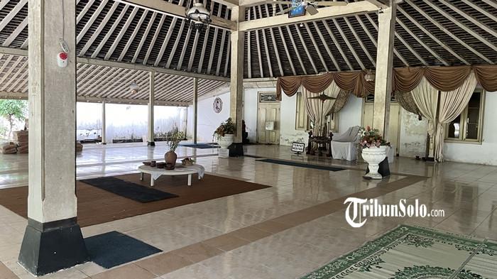 Tradisi Doa Bersama untuk Pakubuwono XIII : Dilakukan di Pesanggrahan Langenharjo oleh Abdi Dalem