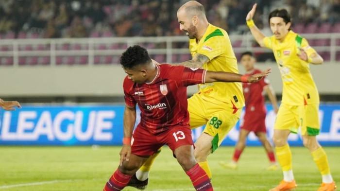 PERSIS DI UJUNG TANDUK - Pesepak bola Persebaya, Milos Raickovic (kanan) mengadang pesepak bola Persis Solo, Dodi Alekvan Djin (kiri) dalam pertandingan Super League di Stadion Manahan, Solo, Sabtu (9/5/2026) malam. Harapan Persis Solo untuk bisa lepas dari jeratan zona degradasi Super League musim 2025/2026 kian tipis, setelah hanya bermain imbang melawan Persebaya Surabaya .TRIBUNNEWS/Muhammad Nursina)