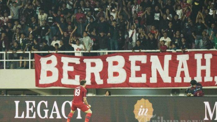 SELEBRASI - Pesepak bola Persis Solo, Dejan Tumbas selebrasi setelah mencetak gol ke gawang Bali United dalam pertandingan Super League di Stadion Manahan, Solo, Kamis (12/3/2026) malam. Persis Solo menang dengan skor 3-0 atas Bali United. Tribun Solo/Muhammad Nursina