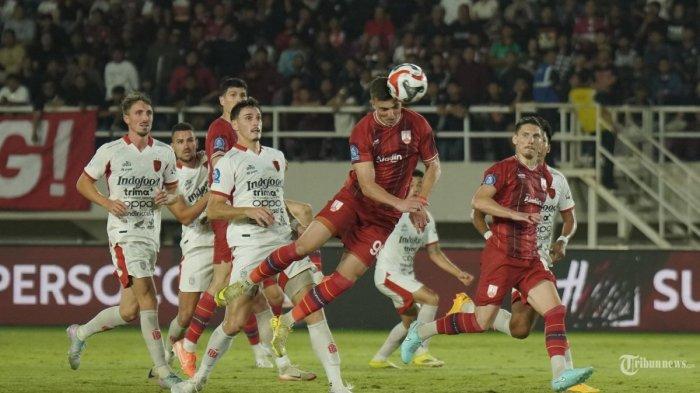 MENYUNDUL BOLA - Pesepak bola Persis Solo, Roman Paparyha menyundul bola saat melawan Bali United dalam pertandingan Super League di Stadion Manahan, Solo, Kamis (12/3/2026) malam. Persis Solo menang dengan skor 3-0 atas Bali United. Tribun Solo/Muhammad Nursina