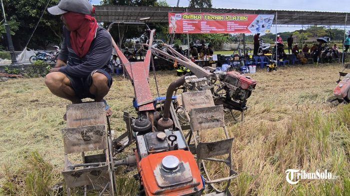 Peserta balap traktor saling adu kecepatan traktor di Desa Karangduren