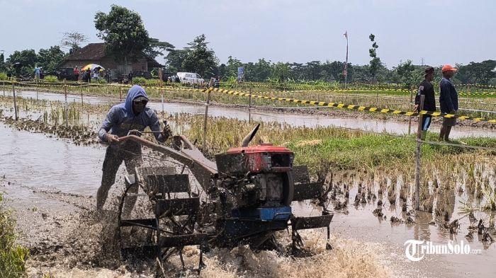Peserta balap traktor saling adu kecepatan traktor