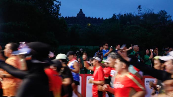 EVENT LARI JATENG - Peserta event lari Bank Jateng Borobudur Marathon 2025 start di area Taman Lumbini, kompleks Candi Borobudur, Kabupaten Magelang pada Minggu, 16 November 2025 pagi.