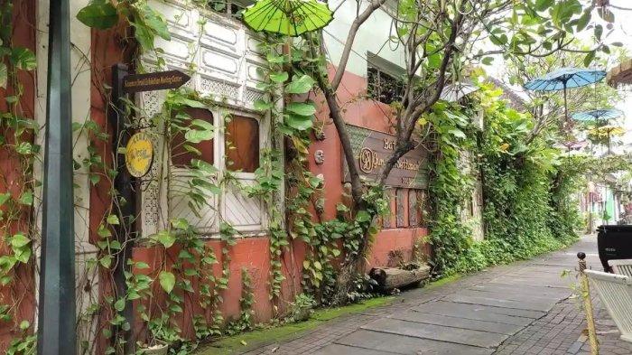 WISATA BATIK SOLO - Pesona Kampung Batik Kauman, tempat wisata di Solo yang lagi hits dan punya banyak spot Instagramable. Ini 4 aktivitas seru yang bisa kamu lakukan di Kampung Batik Kauman Solo, Jawa Tengah.