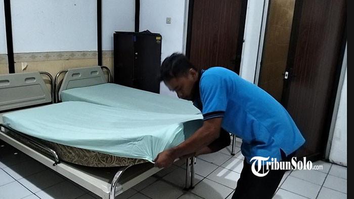 PERSIAPAN SAMBUT JEMAAH - Petugas Asrama Haji Donohudan (AHD) di Ngemplak, Boyolali saat menyiapkan tempat tidur yang bakal dipergunakan jemaah haji, Jumat (10/4/2026). Sebagai informasi, Kloter pertama jemaah haji akan masuk di AHD pada tanggal 21 April sekira pukul 06.00 WIB dan berasal dari Tegal.
