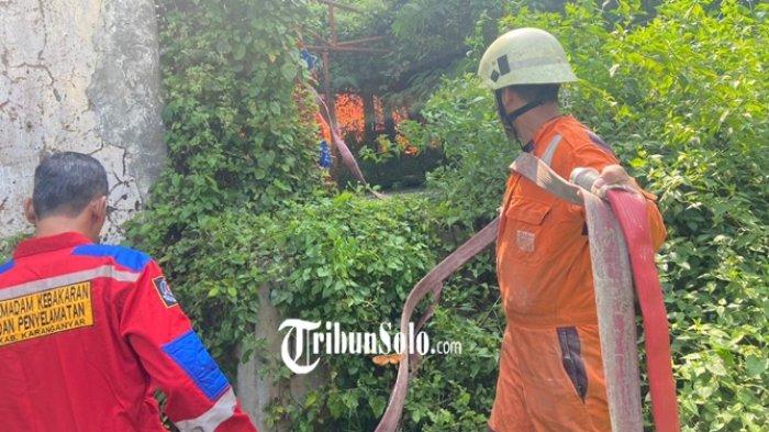 PANTANG LIBUR - Petugas Damkar Karanganyar memadamkan api yang membakar bagian pendinginan air Pabrik Gula Tasikmadu, Kabupaten Karanganyar, beberapa waktu lalu. Selama libur panjang Idul Fitri 1447 H/2026 M, Damkar Satpol-PP Karanganyar tetap siaga 24 jam untuk melayani aduan masyarakat.