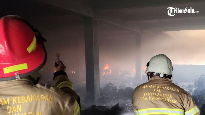 BERJIBAKU - Petugas Damkar PP Satpol-PP Karanganyar tiba dan memadamkan api di Pasar Wonogiri Kota, Senin (6/10/2025). Amarda terbaik dari Damkar Satpol-PP Karanganyar dikerahkan untuk membantu memadamkan api yang menghanguskan bangunan yang menjadi Ikon Kabupaten Wonogiri itu.