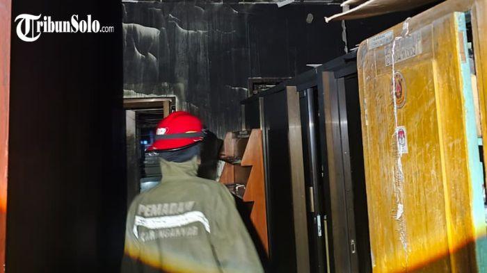DILALAP API - Petugas Damkar Satpol PP Karanganyar memadamkan api di Kantor Desa Gondangrejo, Desa Gondosuli, Kecamatan Tawangmangu, Kabupaten Karanganyar, Selasa (7/4/2026) malam. Peristiwa ini menghanguskan sebagian bangunan dan menyebabkan kerugian ratusan juta rupiah.