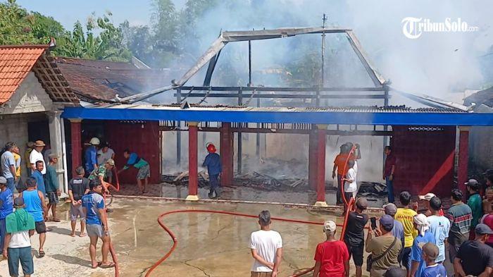 Petugas Pemadam Kebakaran (Damkar) Sragen memadamkan api yang menghanguskan