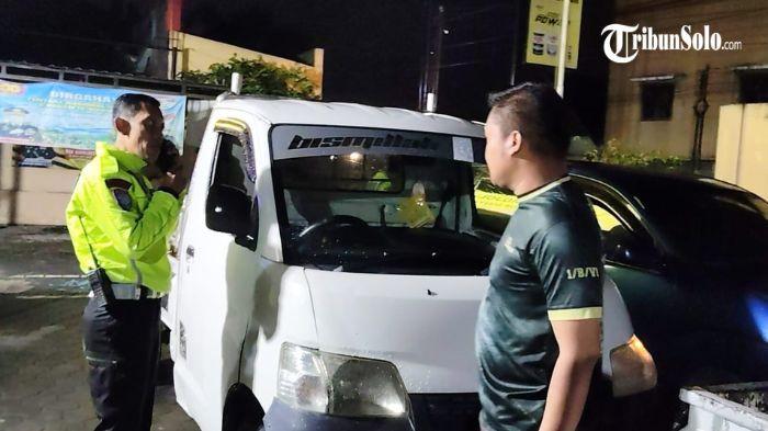 TABRAK LARI - Petugas Satlantas Polres Karanganyar mengecek kondisi kendaraan yang terlibat kecelakaan tabrak lari di Jalan Karanganyar. Kasus tabrak lari Selasa (24/2/2026) tersebut akhirnya terungkap. Pengemudi tersebut menyerahkan diri di kantor polisi di Kabupaten Sukoharjo.