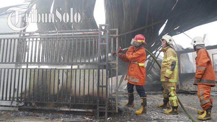 Gerak Cepat Damkar Klaten Berbuah Manis, Berhasil Jinakkan Api Sebelum Merambat & Lumat Rumah Warga