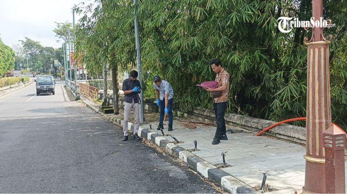 Petugas melakukan olah tempat kejadian perkara (TKP) 6/3