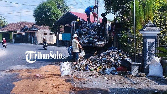 Truk Muatan Sampah Terguling di Ceper Klaten, Sempat Menutup Jalan