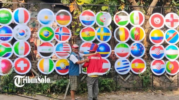 TEMPEL BENDERA. Penampakan 48 tim nasional peserta piala dunia dipajang di depan Museum Titik Nol Pasoepati di Jalan Kolonel Sugiyono nomor 37, Kampung Nayu Timur, Kelurahan Nusukan, Kecamatan Banjarsari, Kota Solo, Kamis (4/6/2026). Pemasangan bendera ini untuk memeriahkan Piala Dunia 2026.