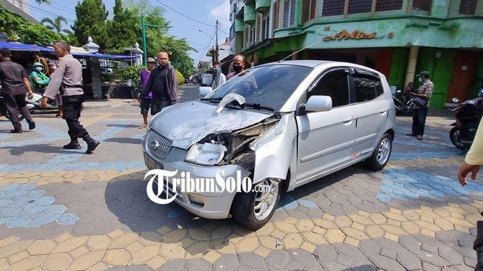 Kronologi Kecelakaan Mobil vs Kereta Api Batara Kresna di Solo, Ban Mobil Terlanjur Turun ke Jalan