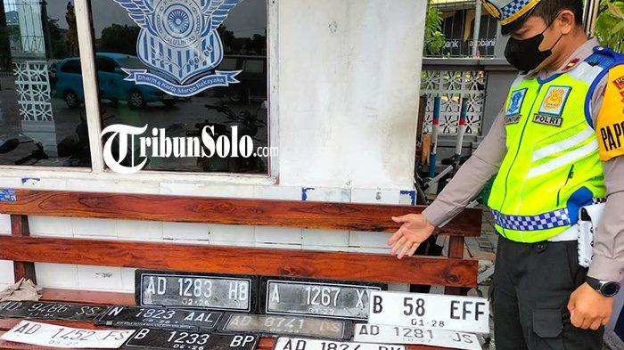 DICARI : Pemilik Puluhan Plat Nomor Berikut, Copot Gegara Nekat Terjang Banjir di Solo Baru