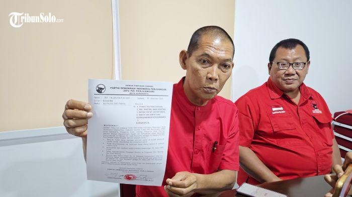 RUDY MUNDUR - Plt Ketua DPC PDIP Solo Teguh Prakosa saat ditemui Kamis (18/12/2025). Ia menyebut para kader masih berharap FX Hadi Rudyatmo bisa ditetapkan sebagai Ketua DPD PDIP Jawa Tengah secara definitif.