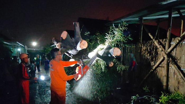Angin Ribut Landa Gondangrejo Karanganyar, Atap Puluhan Rumah Warga Rusak Beterbangan Terbawa Angin