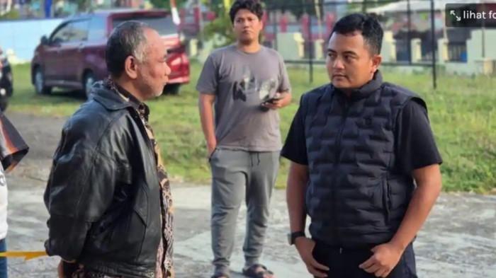 KIAI CABUL DITANGKAP - Polisi berhasil menangkap Ashari (berjaket kulit), pendiri Ponpes Ndholo Kusumo Pati yang menjadi tersangka pencabulan, Kamis (7/5/2026). Sebelum ditangkap, Ashari disebut sempat berpindah-pindah lokasi untuk menghindari kejaran polisi.