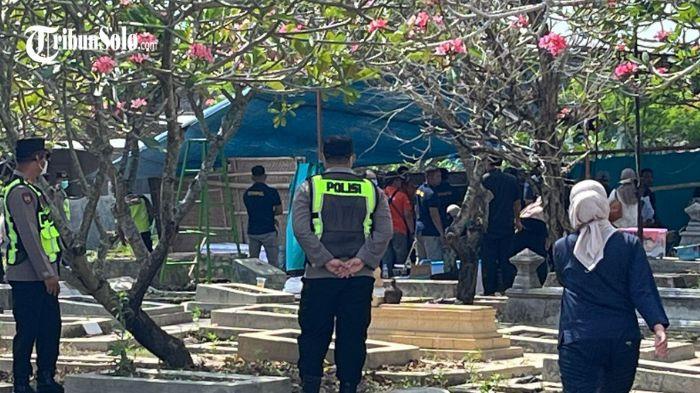 PENGAMANAN - Polisi melakukan ekshumasi makam wanita yang diduga korban keracunan di Dukuh/Desa Sindon, Kecamatan Ngemplak, Kabupaten Boyolali, Sabtu (30/5/2026). Wanita berinisial A (57) yang telah dimakamkan pada Selasa (19/5) itu diduga meninggal karena keracunan, setelah memakan sate ayam yang dikirim oleh anak menantunya yang tinggal di Kartasura.