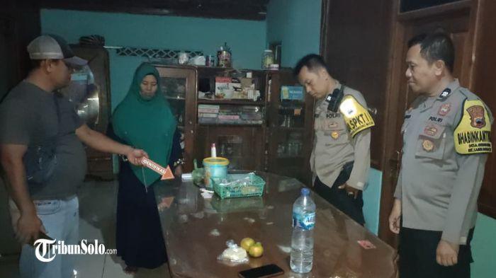 OLAH TKP - Polisi melakukan olah TKP kasus pencurian perhiasan emas milik seorang lansia warga Desa Gringging, Kecamatan Sambungmacan, Kabupaten Sragen, Selasa (18/11/2025). Polisi masih memburu pelaku pencurian perhiasan emas senilai Rp 40.000.000 milik Suginem (62), warga Desa Gringging, Kecamatan Sambungmacan, Kabupaten Sragen.
