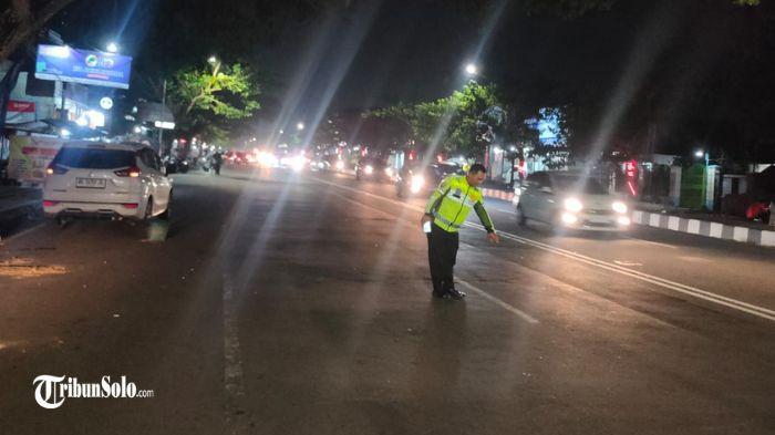TKP - Polisi memperlihatkan lokasi kejadian kecelakaan. Pulang dari healing di Tawangmangu, 3 remaja berboncengan kendarai Honda PCX mengalami kecelakaan di Jalan Lawu, Kecamatan Tasikmadu, Kabupaten Karanganyar, pada Sabtu (4/10/2025) sore. Akibat peristiwa itu, pengendara dan dua penumpang motor dilarikan ke rumah sakit.