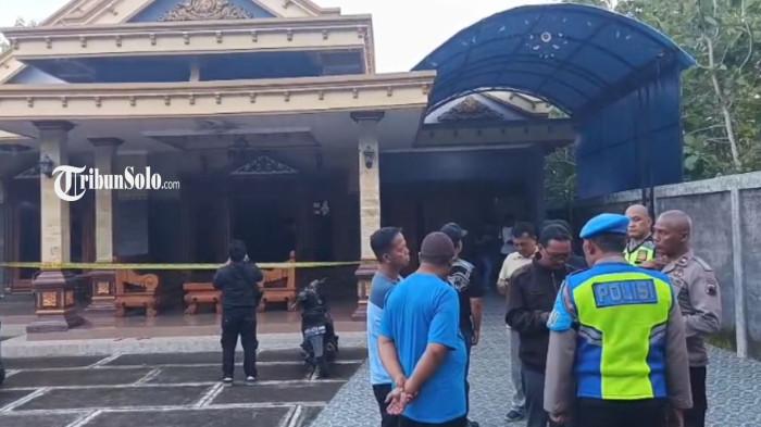 OLAH TKP - Polisi melakukan olah tempat kejadian perkara di rumah warga yang diduga dirampok di Pengkol, Karanggede, Boyolali pada Kamis (29/1/2026). Satu orang anak diketahui meninggal akibat perampokan tersebut.