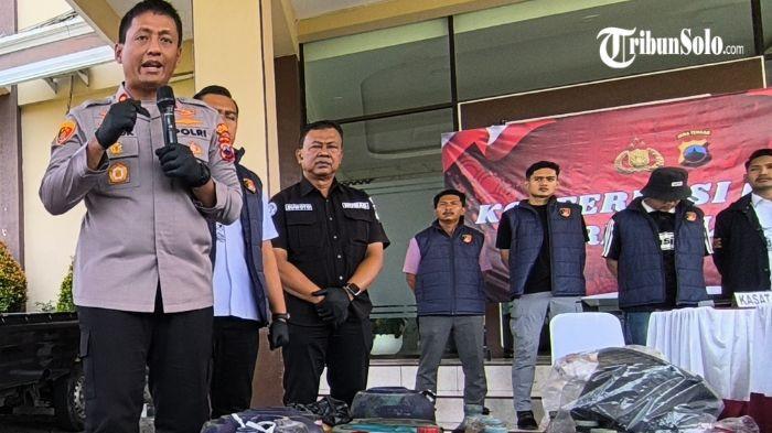 TIMBUN SOLAR - Polres Klaten bongkar kasus penyalahgunaan Solar subsidi, di wilayah Kabupaten Klaten, Rabu (6/5/2026). Pengungkapan ini dilakukan Polres Klaten melalui Unit Tipidter Satreskrim di dua lokasi berbeda yang diduga telah beroperasi selama satu tahun terakhir.