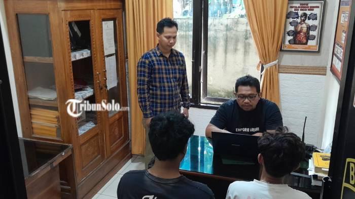 INTROGASI. Potrait pemeriksaan kedua terduga pelaku pencurian sepeda motor di Polsek Baki, Kabupaten Sukoharjo. Aksi ini sempat viral di media sosial.