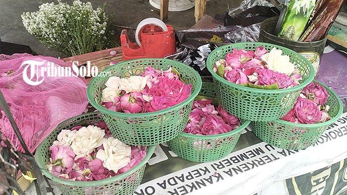 BUNGA TABUR DI KARANGANYAR. Potret bunga tabur yang dijual di Jalan Solo-Tawangmangu, Desa Papahan, Kecamatan Tasikmadu, Kabupaten Karanganyar, Senin (10/2/2025). Harga bunga tabur di masa sadranan bisa mengalami kenaikan hingga 3 kali lipat daripada saat hari biasa.
