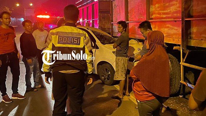 Tabrak Truk Parkir di Pinggir Jalan, Daihatsu Ayla Ringsek, Diduga Sopir Ngantuk