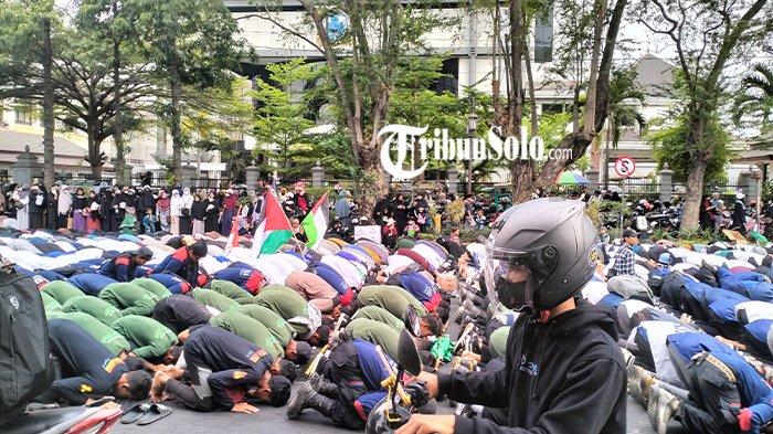 Potret Ratusan Massa Aksi Bela Palestina Lakukan Salat Gaib di Bundaran Gladak Solo : Penuhi Jalan