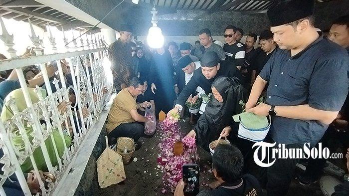 Momen Pemakaman Dalang Kondang Warseno Slank di Klaten Didatangi Warga Pedan Naik Sepur Kelinci