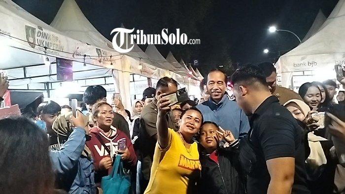 Presiden ke-7 RI, Jokowi ikut merayakan malam pergantian tahun di Ngarsopuro, Solo bersama warga, Selasa (31/12/2024).
