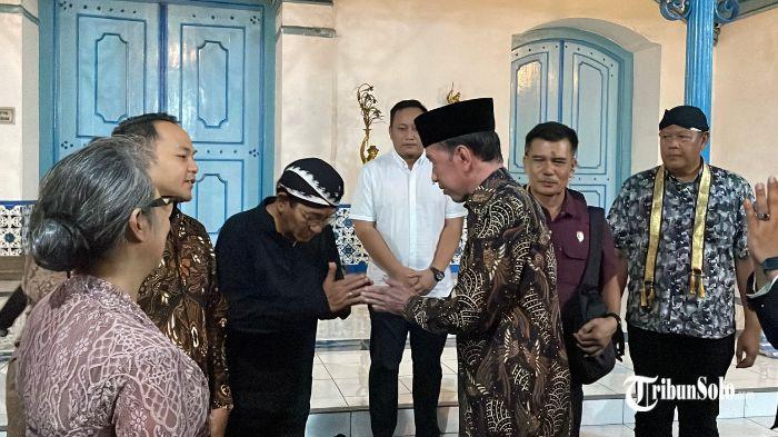 Jokowi Melayat Sinuhun Pakubuwono XIII di Keraton Solo, Datang Malam, Satu Mobil dengan Respati Ardi