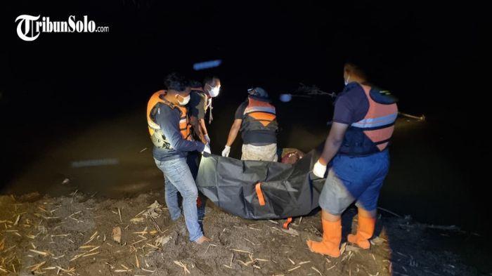 Proses evakuasi jenazah seorang kakek ditemukan mengapung di aliran Sungai Dengkeng 2
