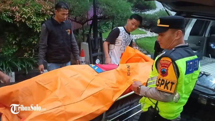 EVAKUASI PRIA TEWAS - Proses evakuasi mayat seorang pria yang ditemukan di halaman hotel Paragon Solo pada Senin (3/11/2025) sore. Korban ditemukan meninggal dunia dalam kondisi mulut mengeluarkan darah.