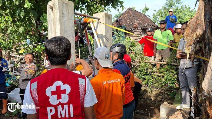 Proses evakuasi nenek tercebur sumur