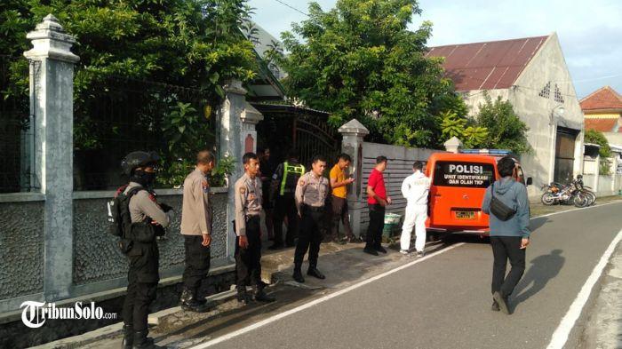 Bau Tak Sedap hingga Kiriman Paket Menumpuk Jadi Pertanda Temuan Jasad Pria Lansia di Kerten Solo