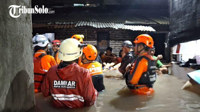 EVAKUASI - Proses evakuasi wilayah terdampak banjir. Banjir akibat luapan Sungai Jenes di Kota Solo merendam ratusan rumah pada Selasa (14/4/2026) malam hingga Rabu (15/4/2026) pagi.