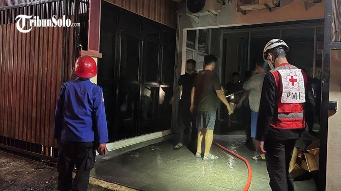 PADAMKAN API - Proses pemadaman api rumah di Perum Saraswati, Desa Gaum, Kecamatan Tasikmadu, Kabupaten Karanganyar yang terbakar, Selasa (28/4/2026). Insiden ini menyebabkan sejumlah barang berharga hangus terbakar, termasuk tiga ekor burung Murai milik warga.