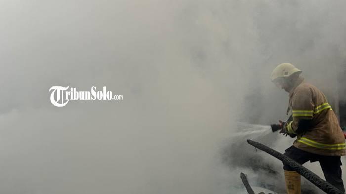 Proses pemadaman api yang membakar bengkel Kra