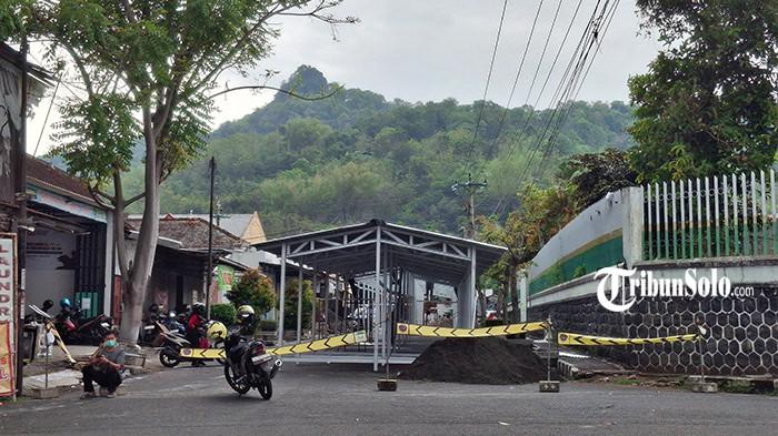 PEMBANGUNAN PASAR DARURAT - Proses pembangunan pasar darurat pasca kebakaran Pasar Kota Wonogiri, Kamis (23/11/2025). Bupati Wonogiri, Setyo Sukarno mengatakan pihaknya belum bisa memastikan kapan revitalisasi pasar kota akan dilakukan. Pemkab Wonogiri akan mengoptimalkan pemanfaatan pasar darurat.