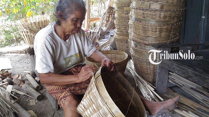 TENGGOK TRADISIONAL - Proses pembuatan tenggok di Kampung tenggok Dukuh Sembung, Desa Canden, Kecamatan Sambi, Boyolali. Keranjang tradisional itu dibuat tanpa mesin atau alat modern. 