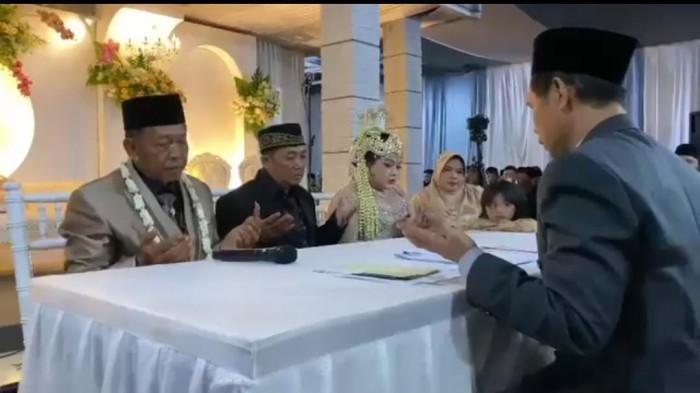 MAHAR FANTASTIS - Prosesi ijab kabul antara Tarman (74) dan Sheila Arika (24) di Desa Jeruk, Kecamatan Bandar, Kabupaten Pacitan, Jatim, Rabu (8/10/2025) malam. Kini sosok Mbah Tarman dikuliti oleh orang-orang yang pernah mengenal dirinya.