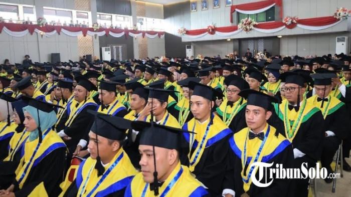 Prosesi wisuda berjalan lancar dan menjadi momen istimewa