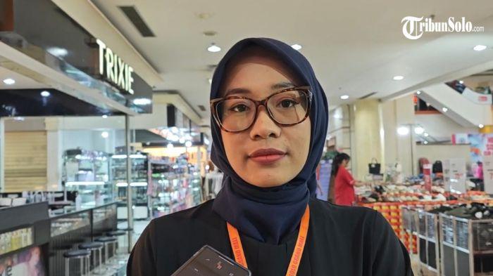 INSIDEN DI MAL - Public Relations NEO Solo Grand Mall, Elvira Dyahajeng Syavala, saat ditemui Senin (1/12/2025). Ia menegaskan korban yang jatuh dari lantai 4 Neo Solo Grand Mall tidak menunjukkan tanda-tanda ingin mengakhiri hidupnya