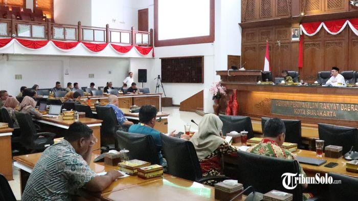 KENAIKAN RETRIBUSI - Public hearing pembahasan Raperda Pajak dan Retribusi Daerah di Kantor DPRD Solo, Selasa (18/11/2025). Pemerintah Kota (Pemkot) Solo berencana menaikkan sejumlah tarif retribusi mulai awal tahun 2026. Selain itu, akan ada pula objek retribusi baru yang dikenakan di tahun yang sama.